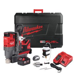   Milwaukee M18 FMDP-502C akkus mágnestalpas fúrógép és állvány (2 x 5.0 Ah Li-ion akkuval)