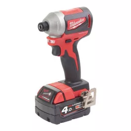   Milwaukee M18 CBLID-402C akkus kompakt szénkefe nélküli ütvecsavarozó 1/4" hatszög meghajtással (2 x 4.0 Ah Li-ion akkuval)