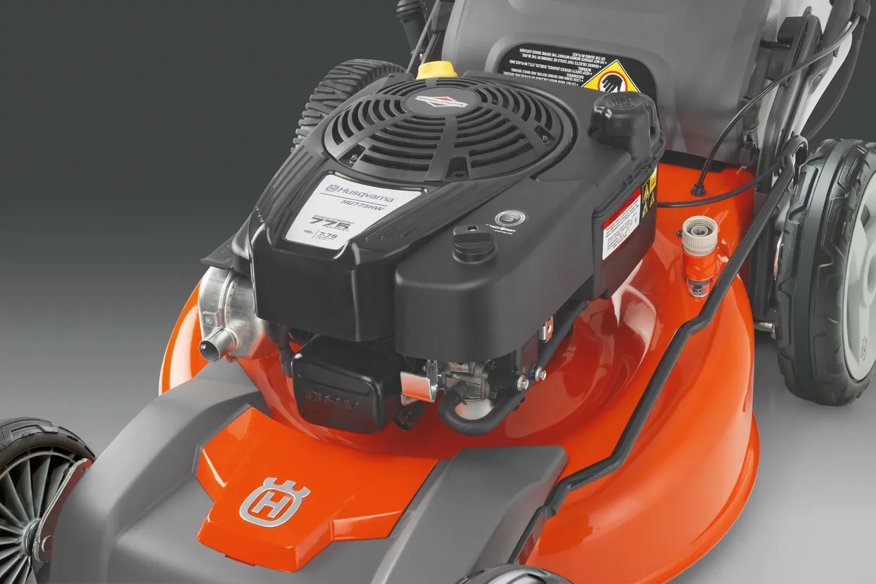 Husqvarna benzines fűnyíró motorja közelről