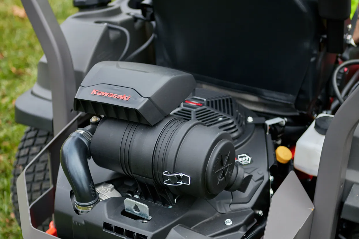 Husqvarna zero-turn fűnyíró motortere és szervizpontjai
