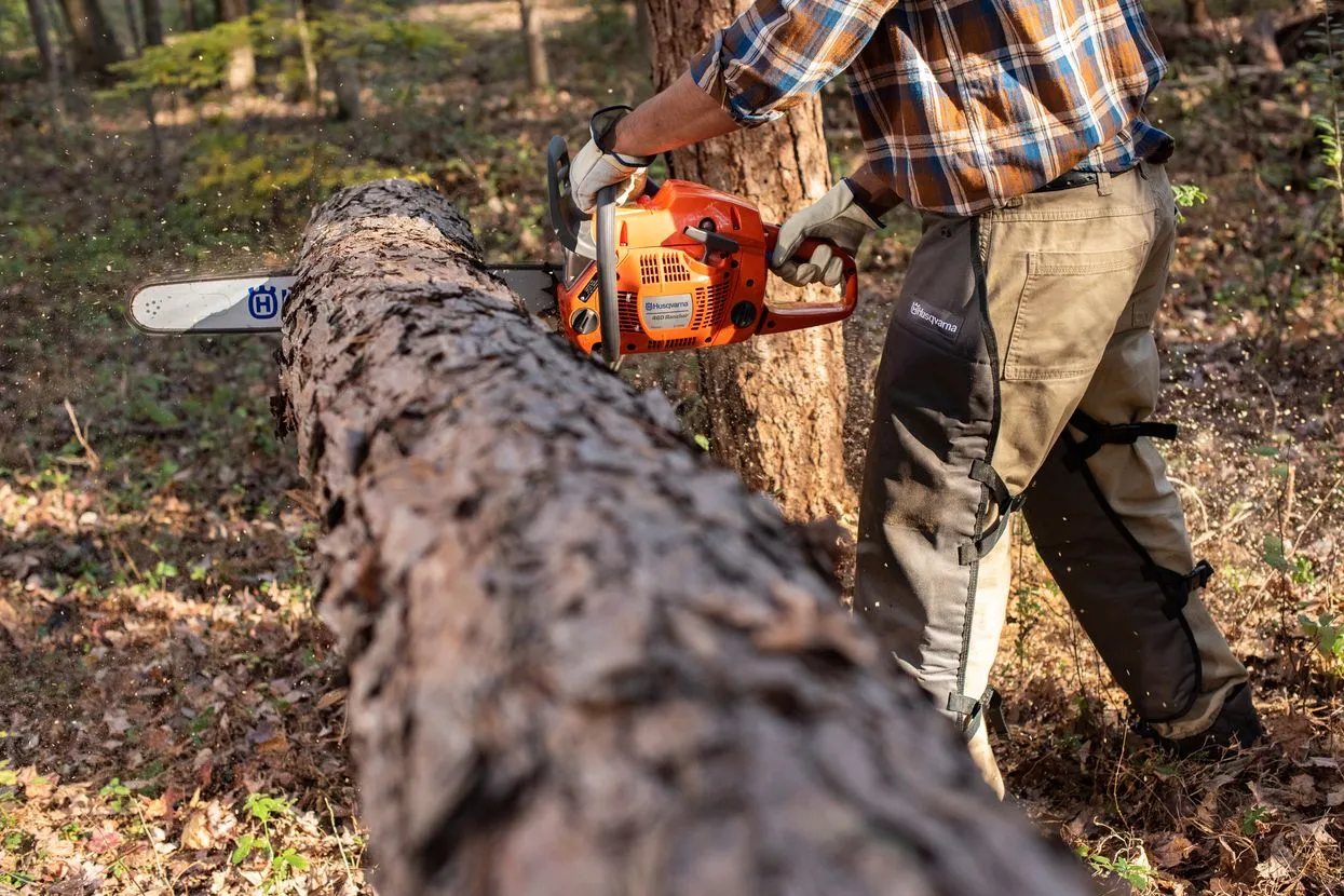 Husqvarna láncfűrész használata szabadtéri famunkánál