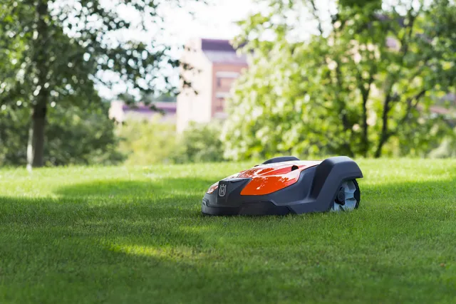 Robotfűnyíró rendszeres, kíméletes gyepnyírás közben